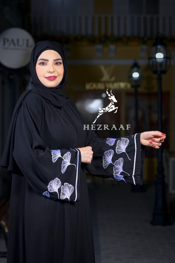 عباية ملكي مطرزة ورد ومخرزة