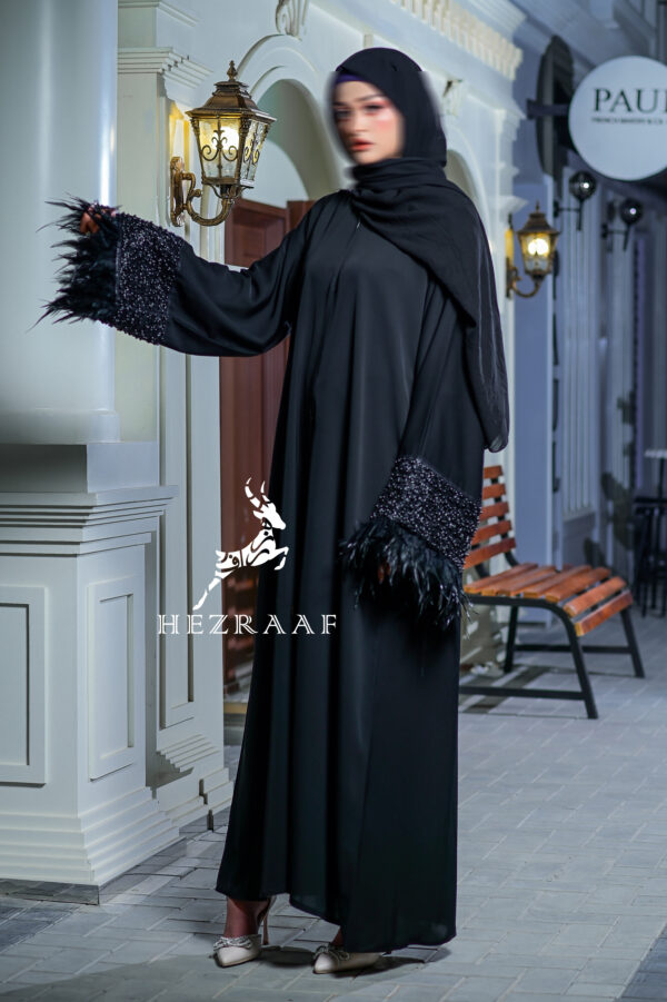 عباية كريب ياباني مخرزة مع ريش