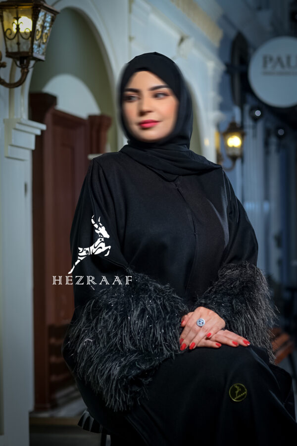 عباية كريب ياباني مع ريش خفيف اللمعان